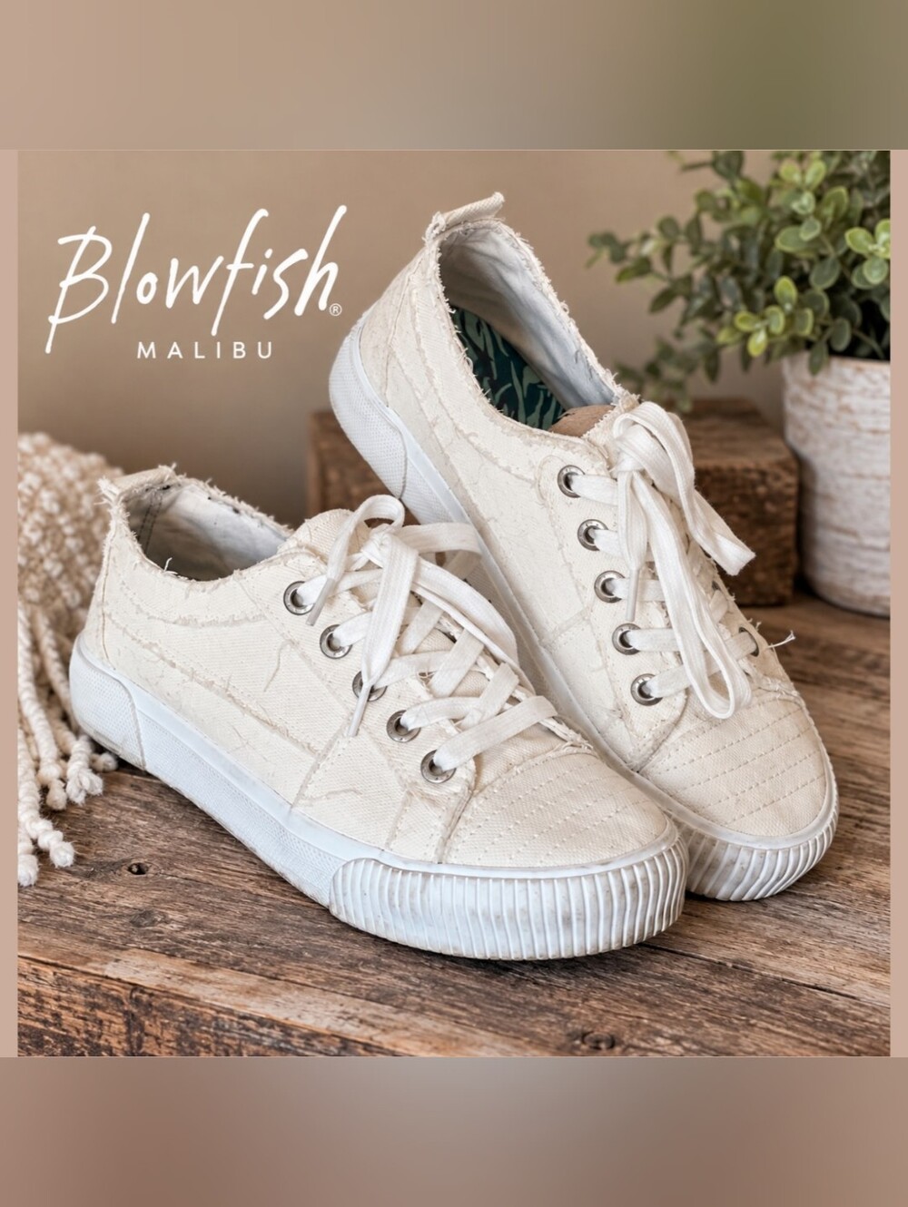 Blowfish Malibu Clay White Canvas Distressed Lace Up Sneakers Women’s 9